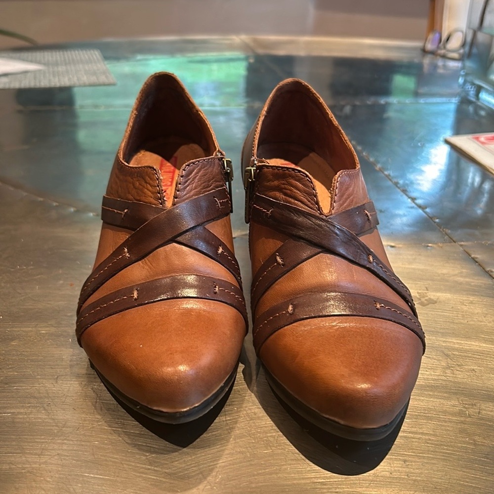 Pikolinos women’s Lille camel and brown booties